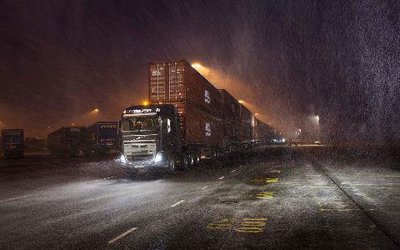 750马力对决750吨 沃尔沃FH16环卫车挑战300米超长挂车壮举